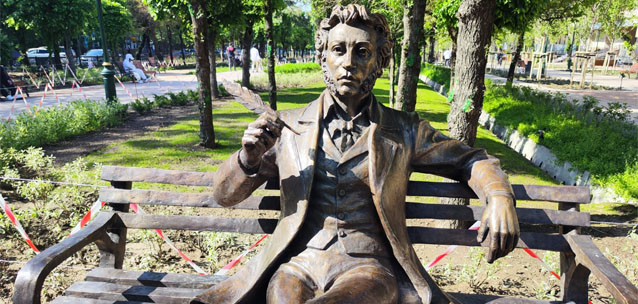 «На казаха похож»: в Сети обсуждают новый памятник Пушкину в Алматы