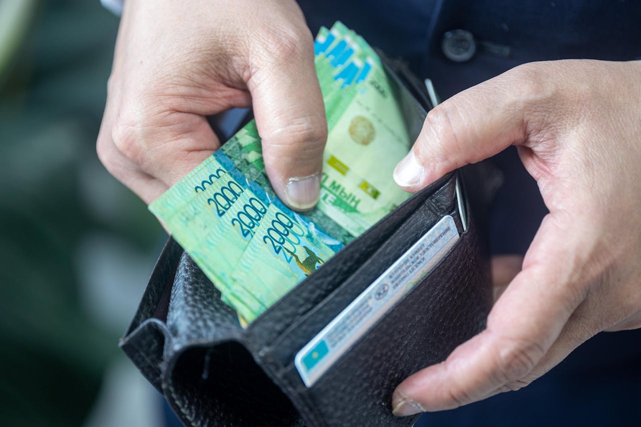 Казахстанцам напомнили о штрафах за просрочку налогов в мае