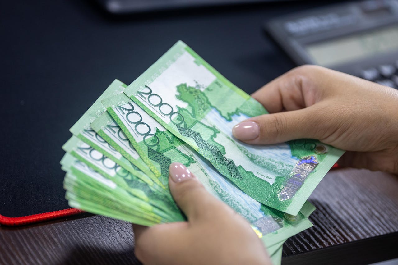 В Казахстане заявили о рекордном числе женщин, выплачивающих алименты