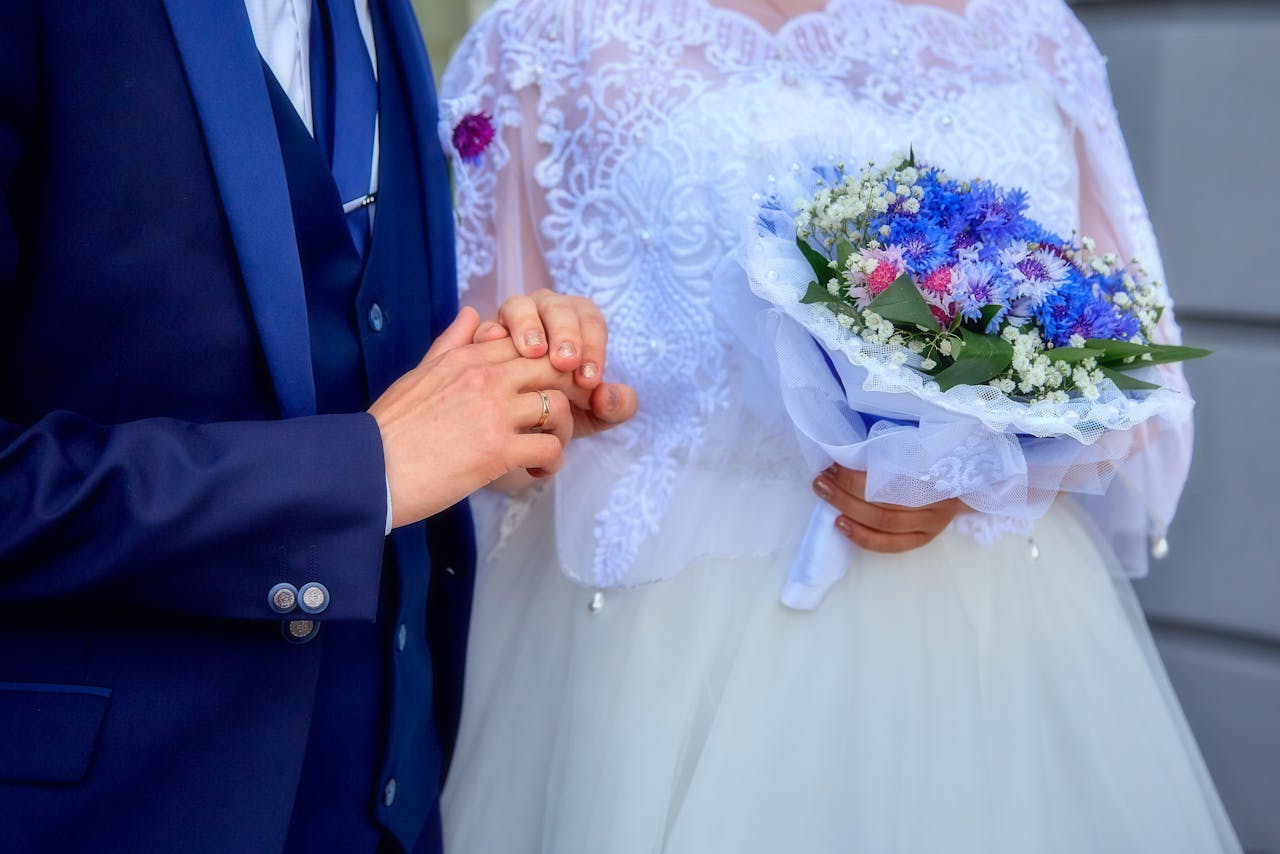 В Бишкеке мужчины вышли на акцию с требованием смягчить наказание за многоженство