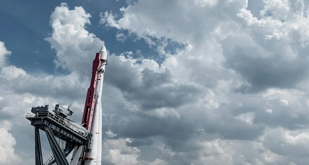 Китай испытал «орбитальный буксир»: робот перехватывает неуправляемые объекты в космосе