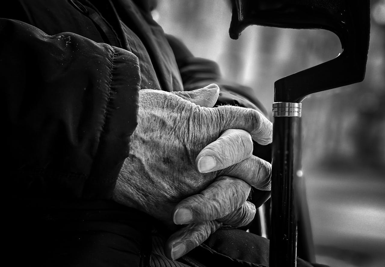 Мужчина обманывал пенсионеров и крал деньги – его задержали в Караганде