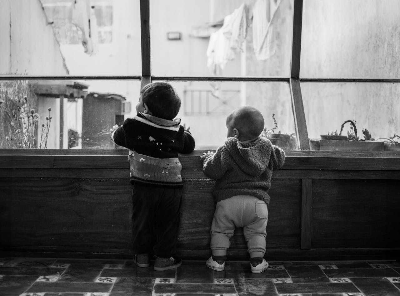 Падение детей из окон: врачи предупредили об опасных ошибках родителей