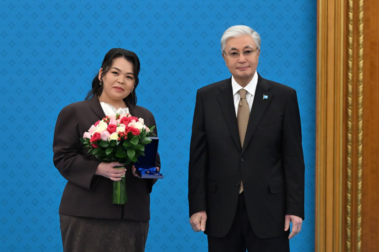 Президент наградил ученых и вручил ключи от квартир