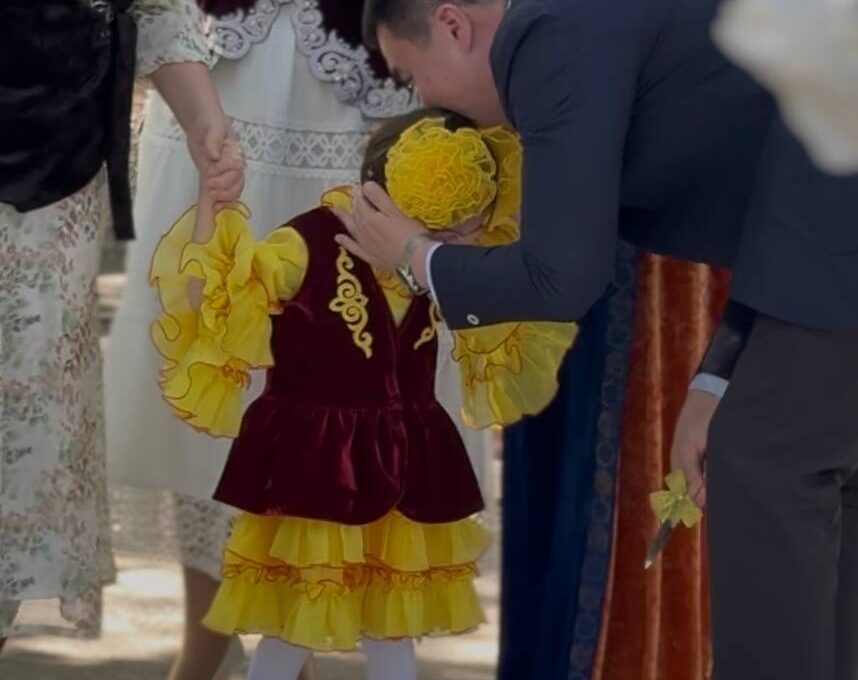 В Алматы двум пациенткам провели обряд тусаукесер после спасения