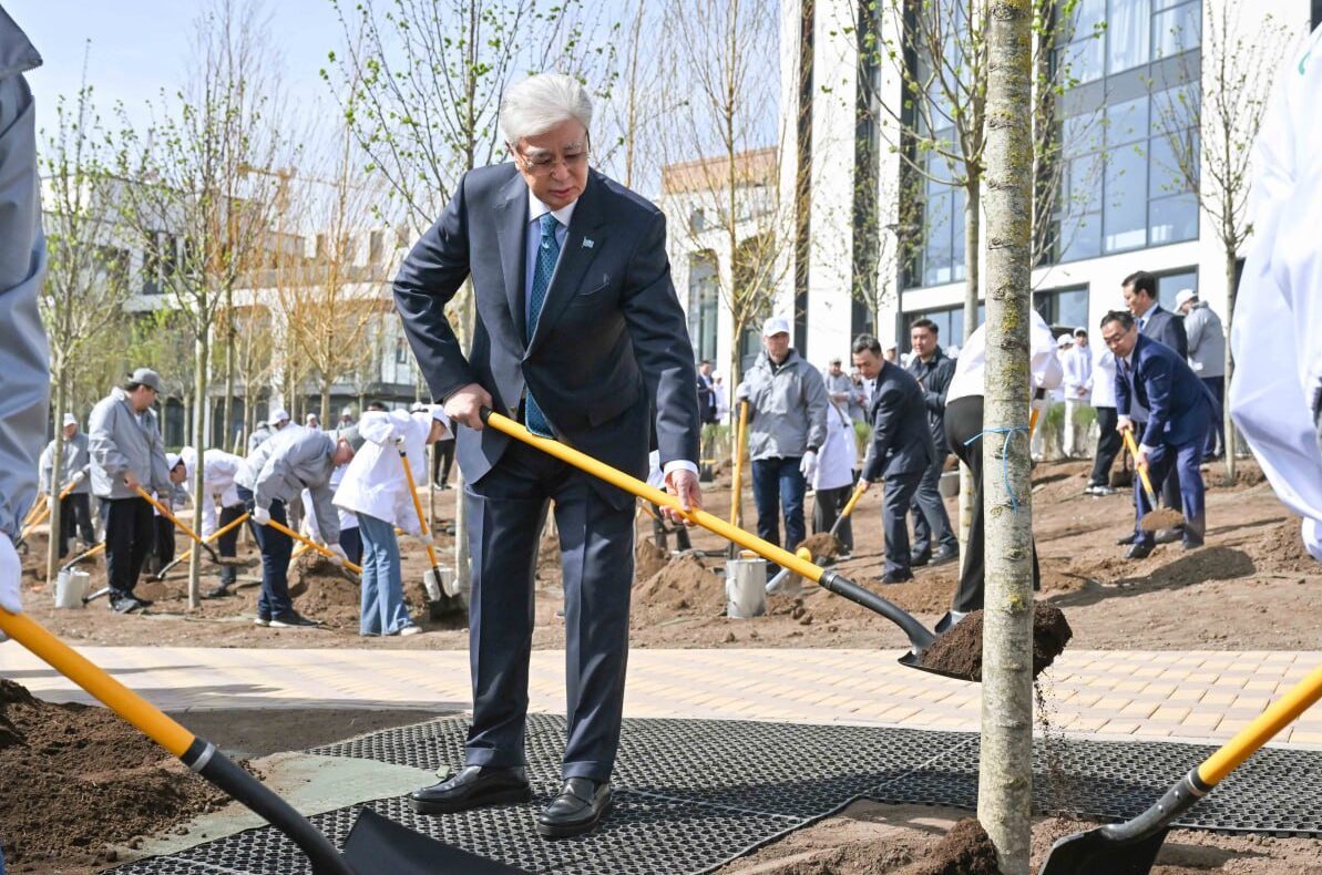 Токаев посадил дерево в столичном парке в рамках акции “Таза Қазақстан”