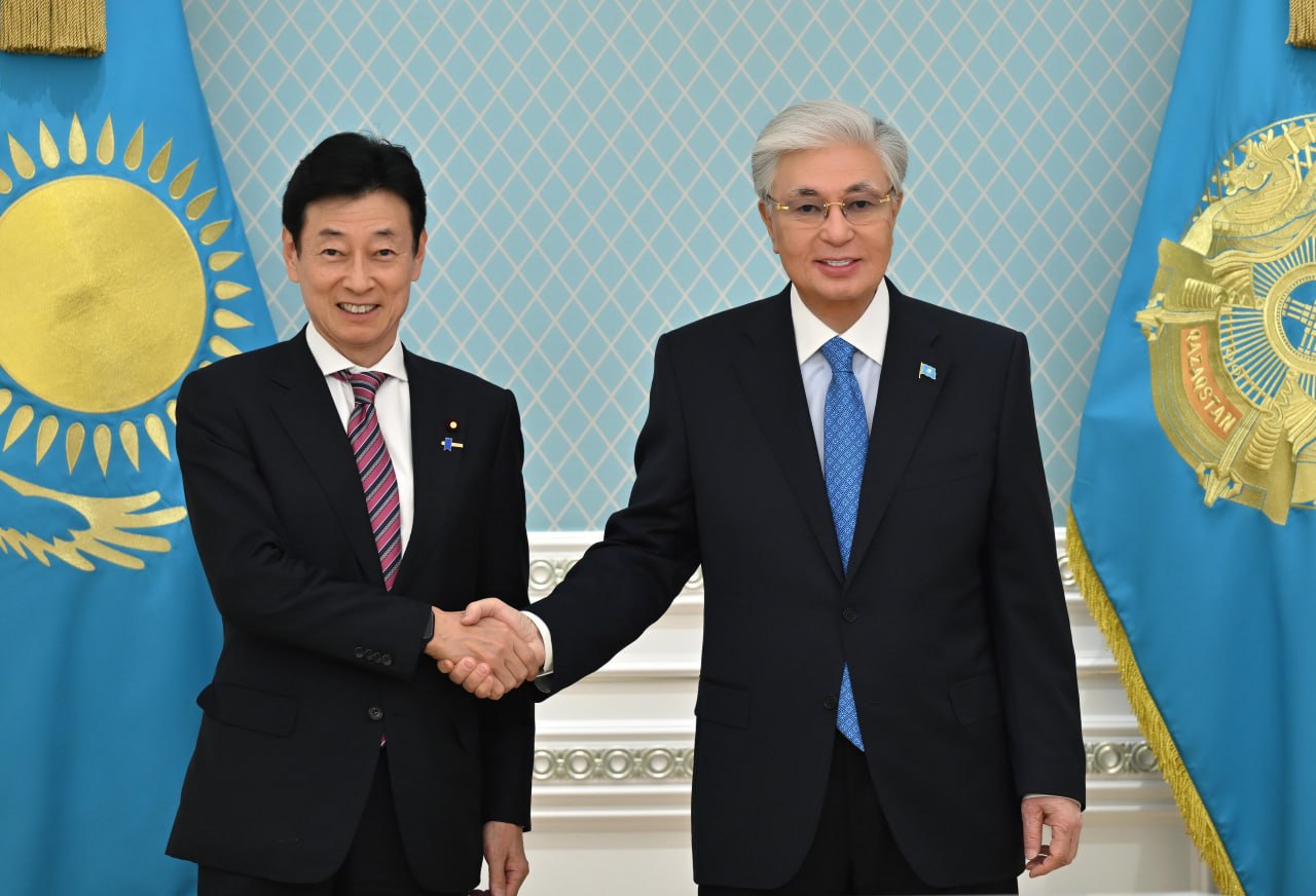 Токаев принял председателя Японской парламентской лиги дружбы с Казахстаном Ясутоши Нишимуру