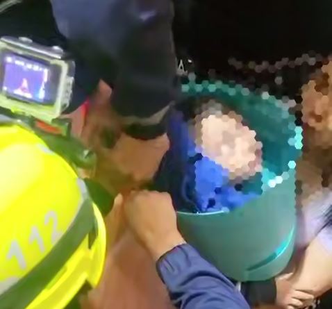 Спасатели помогли снять с головы ребенка пластиковый горшок