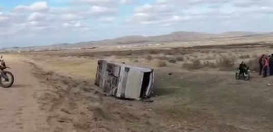 Вахтовый автобус с десятками людей перевернулся в Карагандинской области