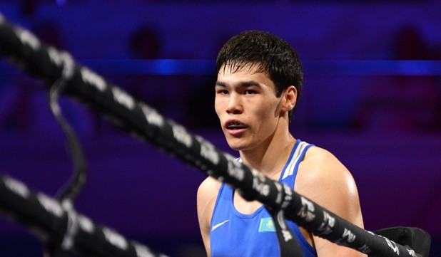 Боксер Сабыржан Аккалыков одержал победу в 1/4 финала чемпионата Азии