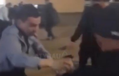 Группа мужчин напала на полицейских в Атырауской области - видео