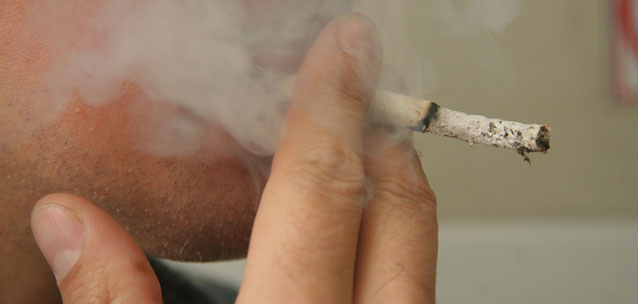 За брошенный окурок жителя Атырау оштрафовали на 30 тысяч тенге