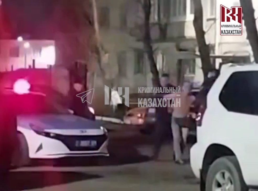 В Астане мужчина в трусах бегал с ножом на детской площадке