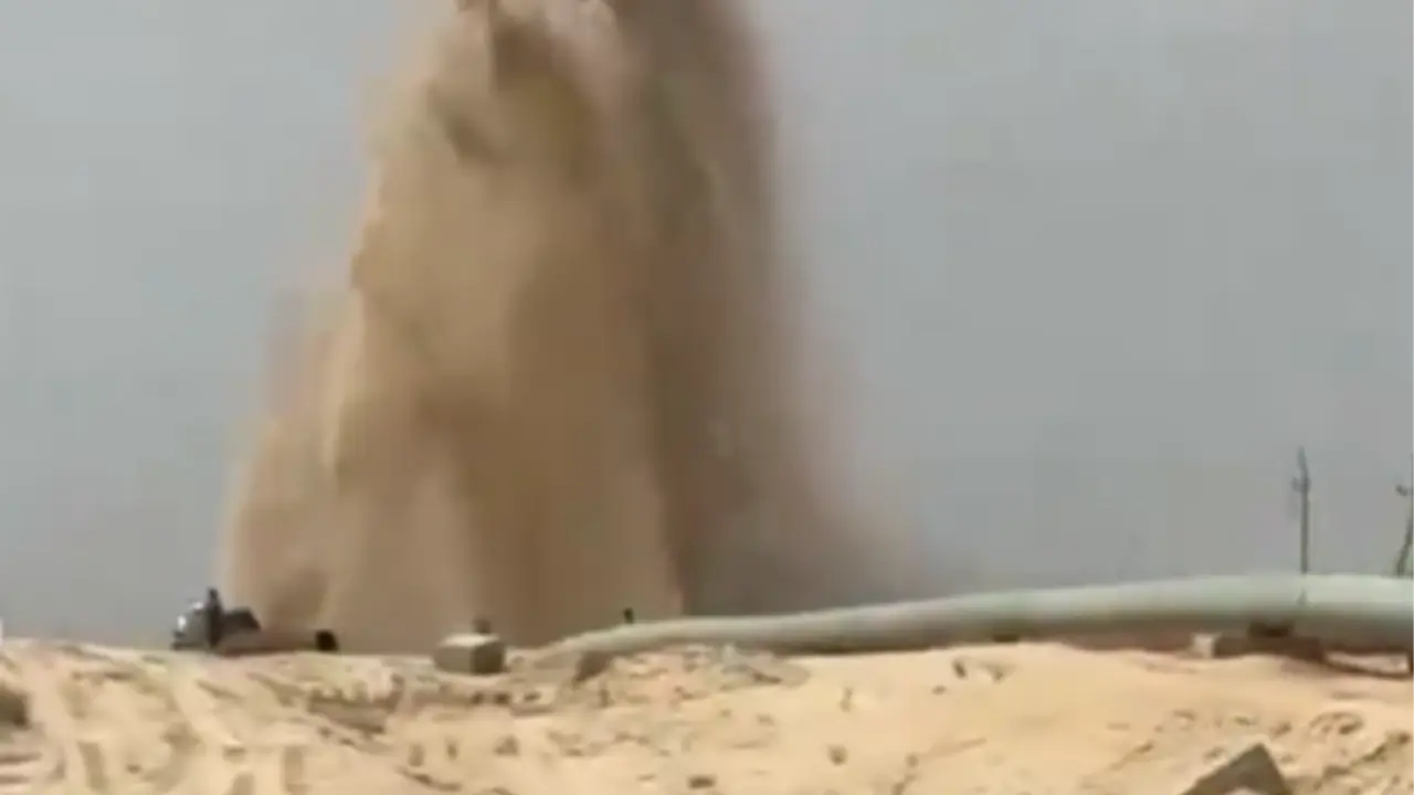 Из-за прорыва водопровода в Жанаозене из-под земли забил фонтан