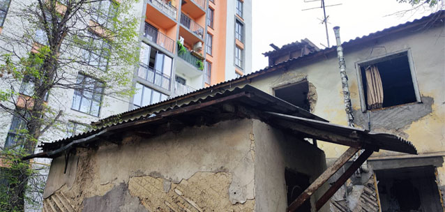 Балкон с видом на бомжатник: почему жильцы ЖК «На Кассина» живут в полутора метрах от заброшки?