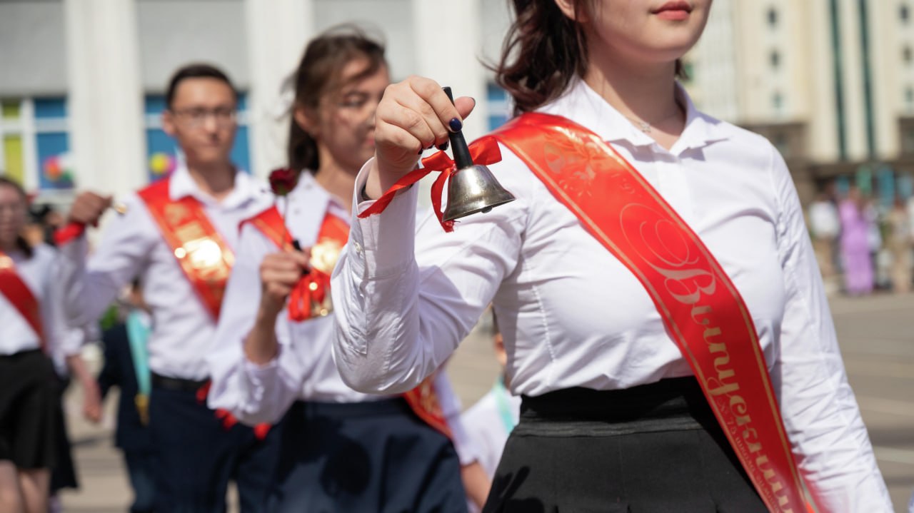 Почти 4 млн школьников завершают учебный год в Казахстане