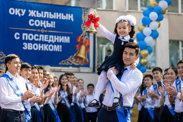 В Казахстане учебный год завершили почти 4 млн школьников
