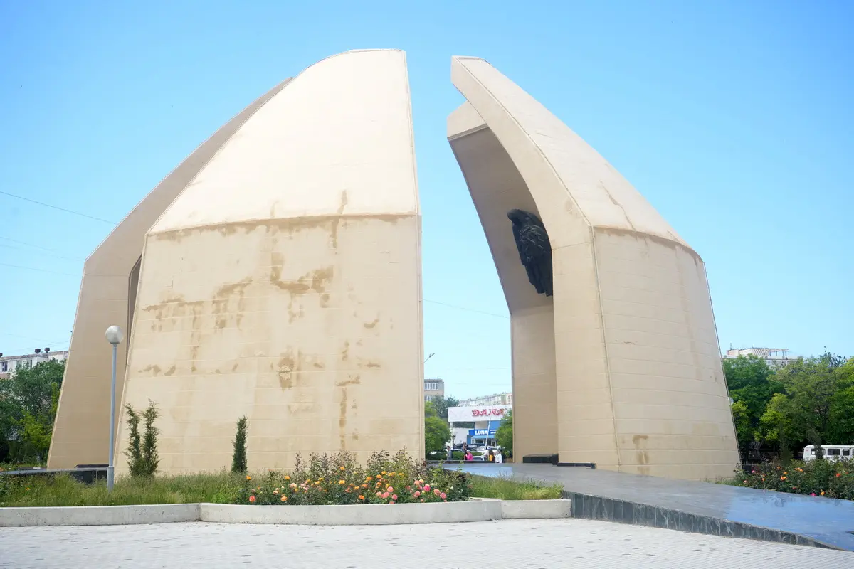 «Стыд и позор»: «Вечный огонь» в Актау опять покрылся разводами