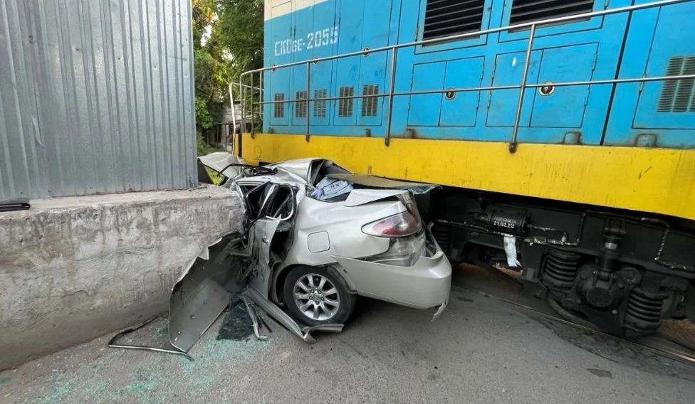 В Алматы поезд протаранил Lexus и вдавил авто в здание
