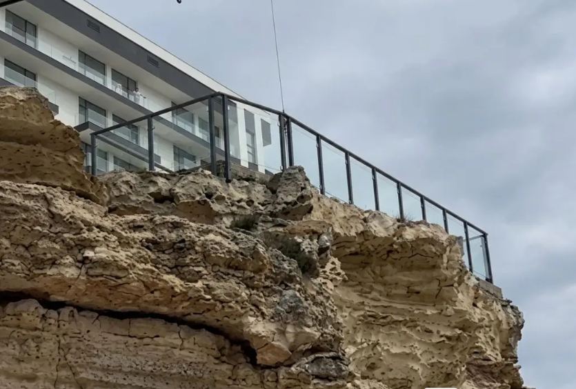 В Актау над Скальной тропой выявили незаконное строительство