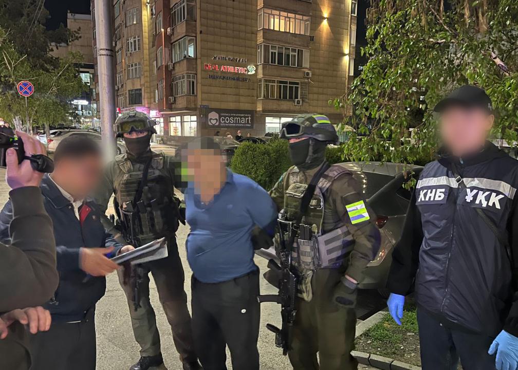 КНБ сообщил о задержаниях наркокурьеров в аэропортах Актау и Астаны