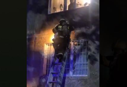 В Павлодаре при пожаре в многоэтажке спасли 15 человек, включая детей