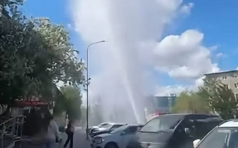 В Костанае вода хлынула фонтаном из-под земли