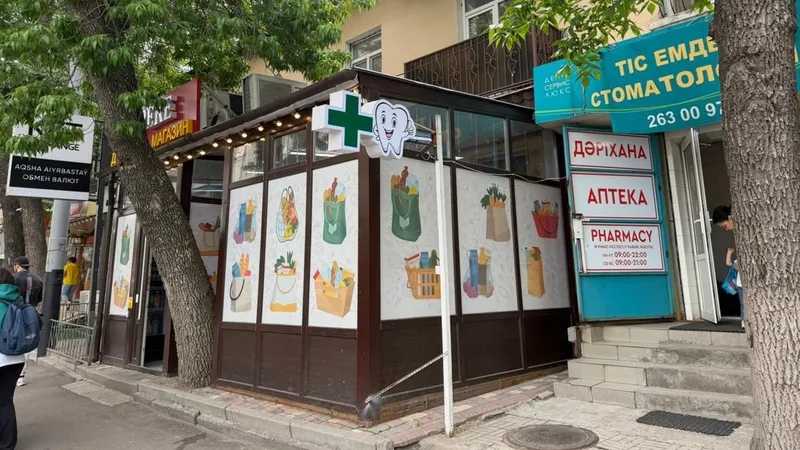 В центре Алматы убрали незаконную пристройку