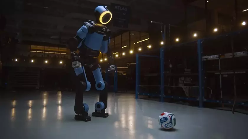 Робот Boston Dynamics учится симулировать травмы и праздновать голы на поле