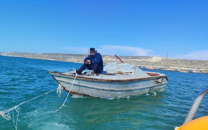 Сильный ветер унес мужчину в Каспийском море
