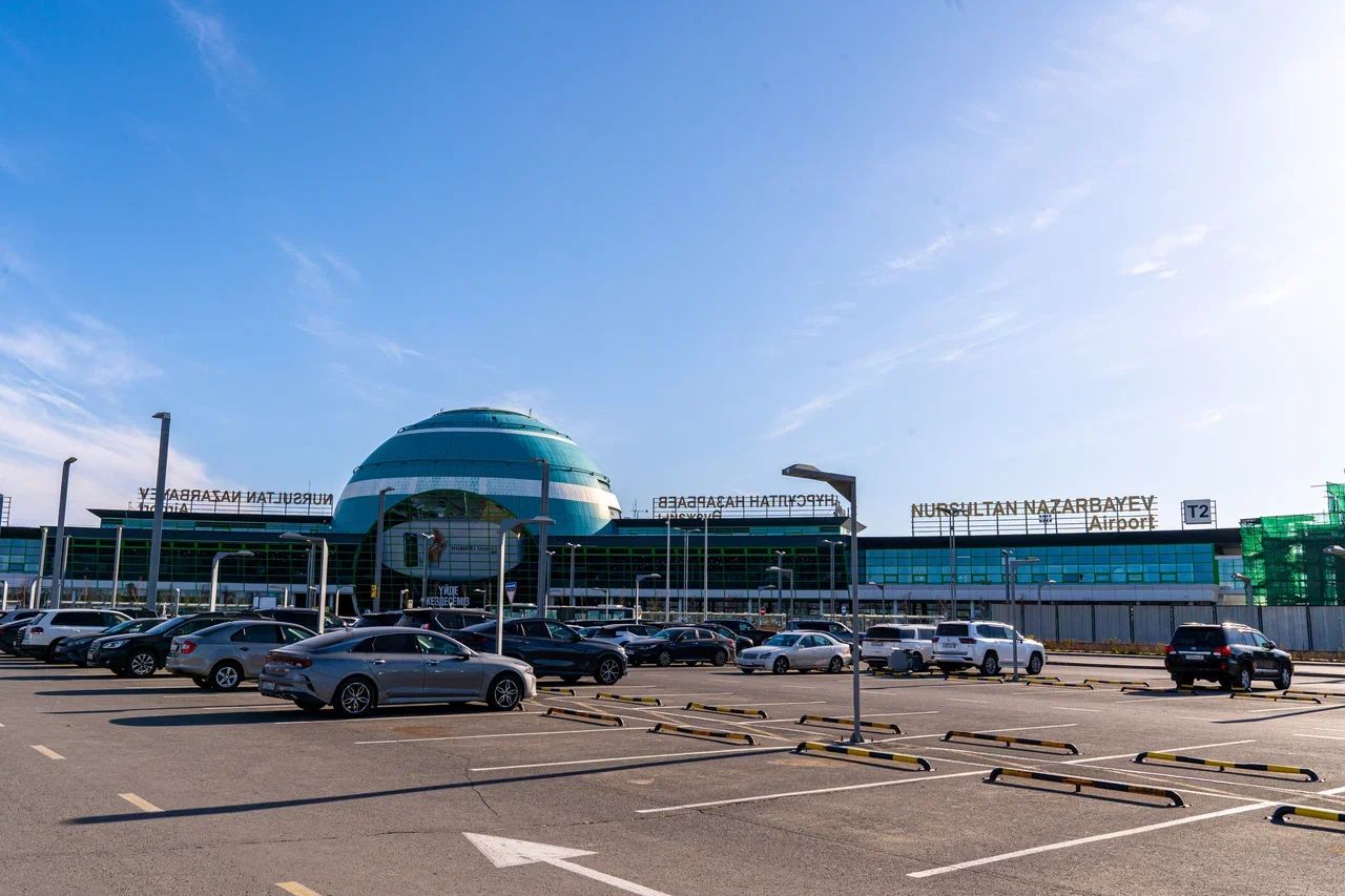 Возле аэропорта Астаны обновляют дорожное покрытие