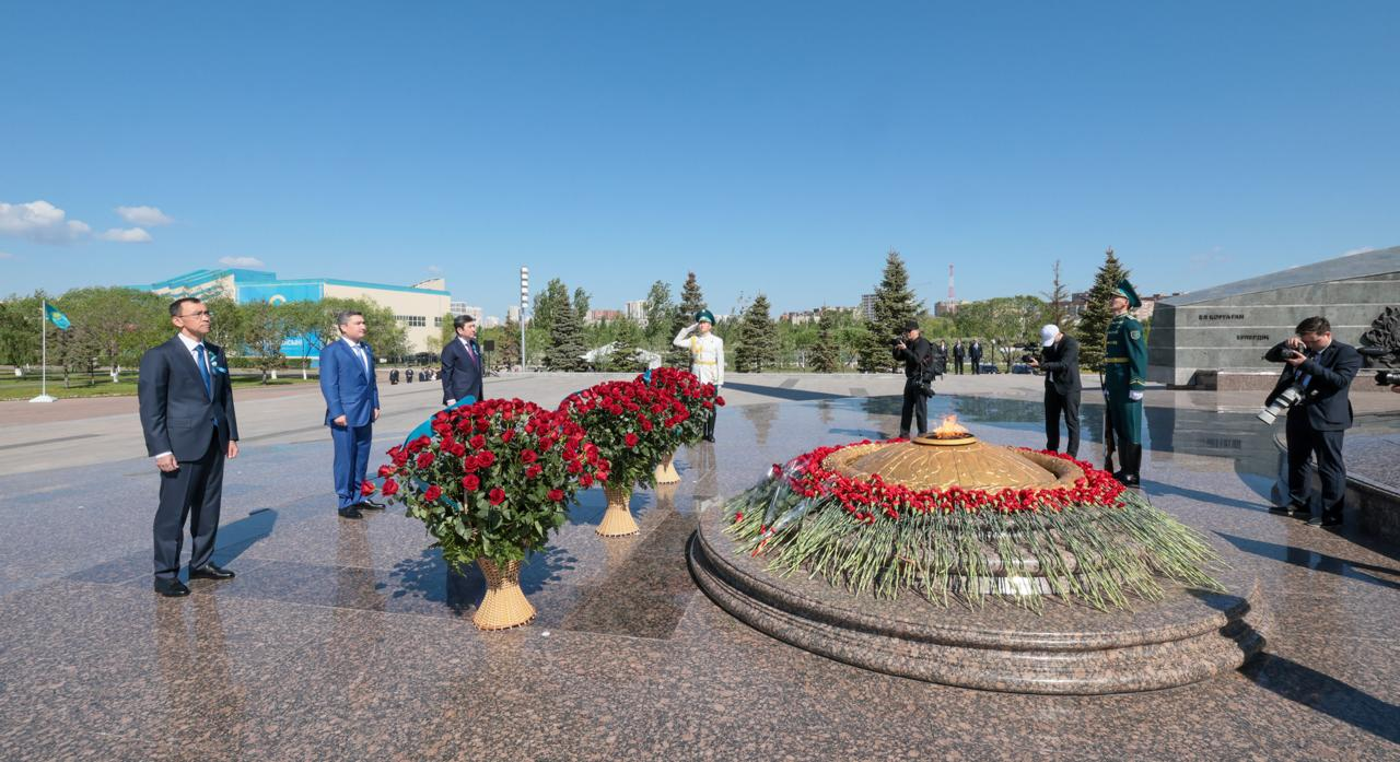Премьер-министр возложил цветы к монументу «Отан Ана» в Астане