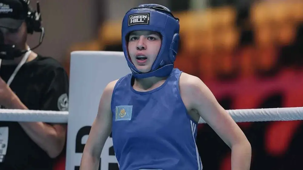 Казахстанка нокаутом выиграла бой за медаль ЧА-2026 по боксу