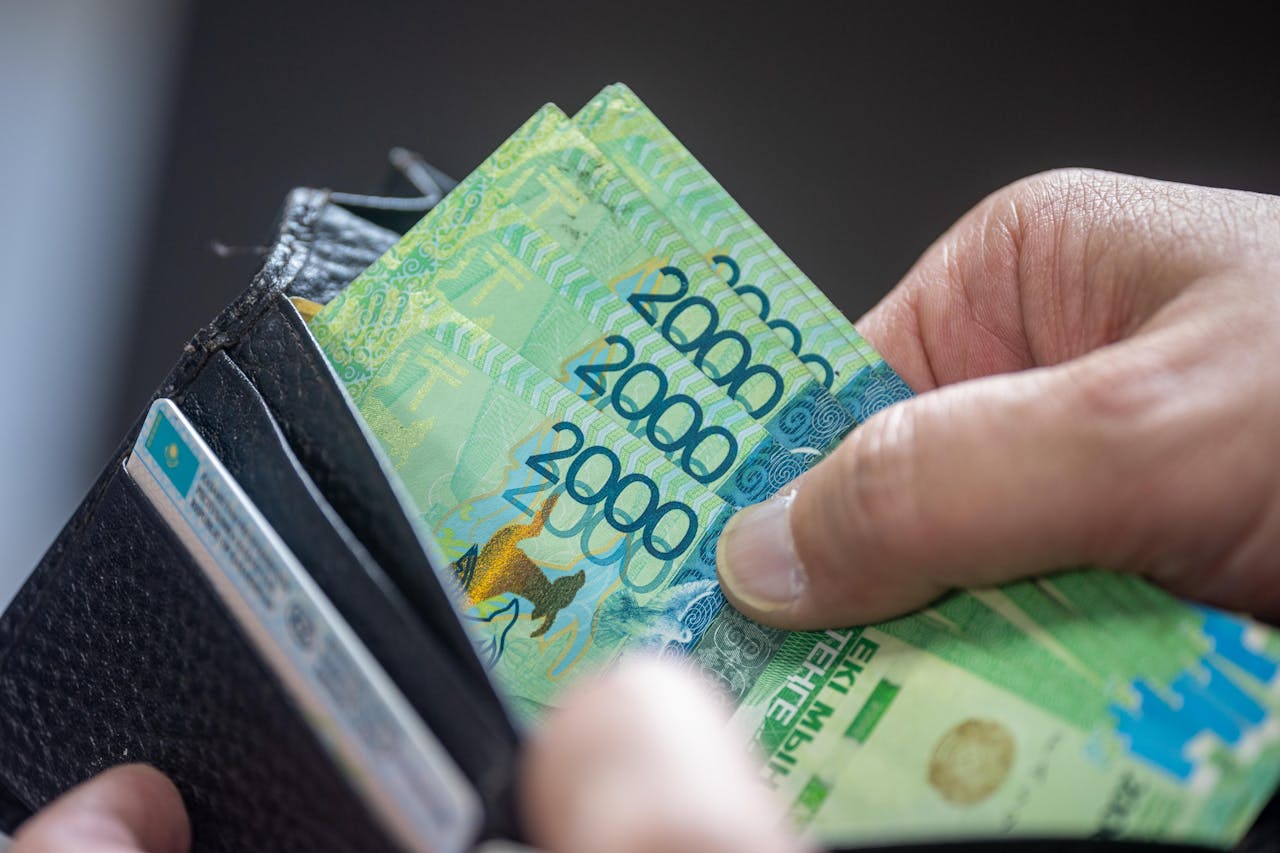 "Только наличка": имеют ли право продавцы запрещать оплату картой в Казахстане