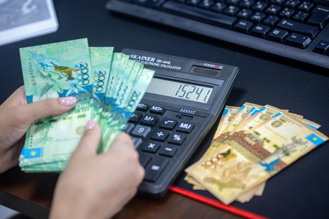 Каждый второй казахстанец живет в долг: почему молодежь все чаще берет кредиты