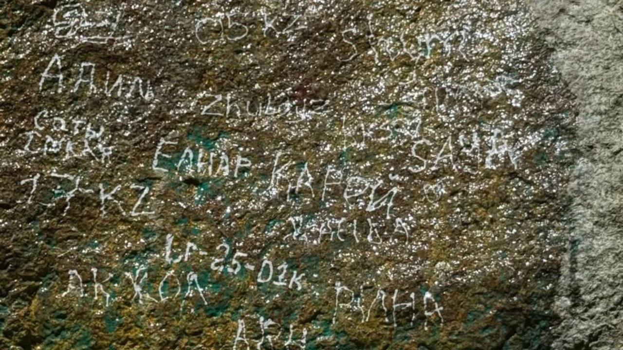Исписавших скалы школьников заставили убрать надписи в Иле-Алатауском нацпарке
