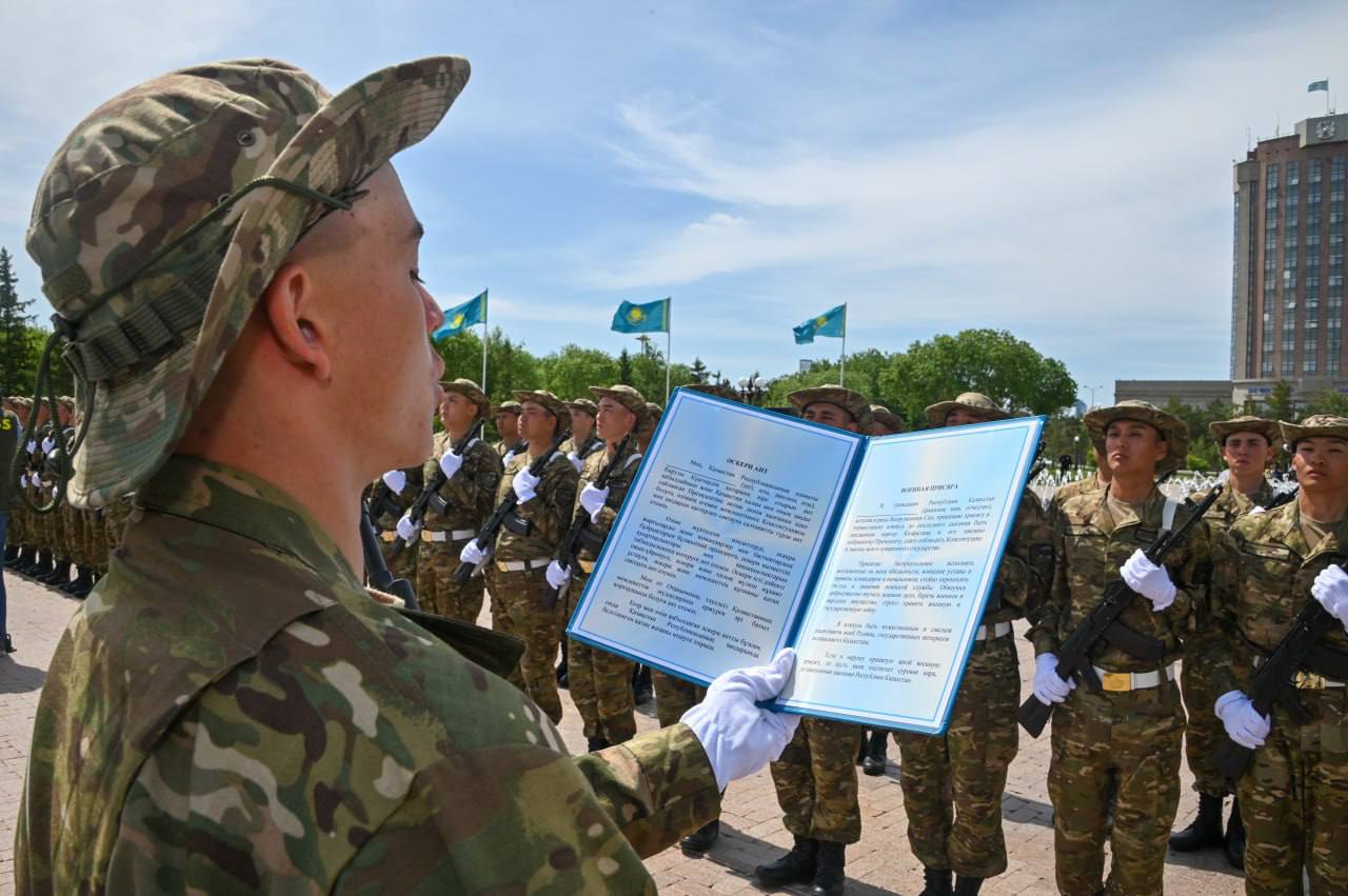В Караганде студентов забрали в военкомат прямо с защиты диплома