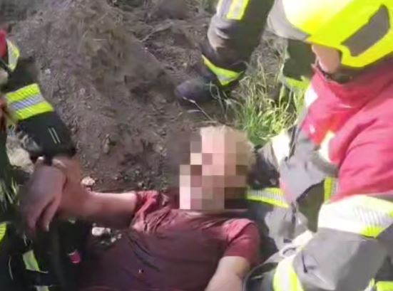 В Алматы из горящего частного дома спасли мужчину