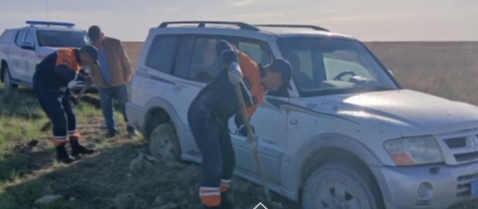 Иностранцев спасли из грязевого затора в области Абай