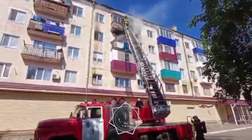 Сотрудники МЧС спасли 4 и эвакуировали 14 человек при пожаре в Рудном