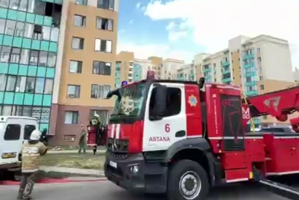 Балкон горел в многоэтажном доме в Астане