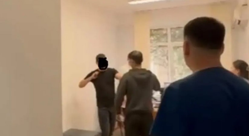 В поликлинике Актау объяснили скандальное видео с пациентом