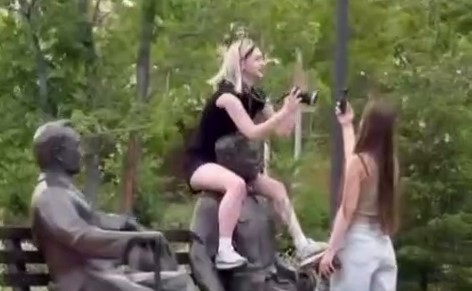Девушку наказали за то, что она залезла на памятник в Астане
