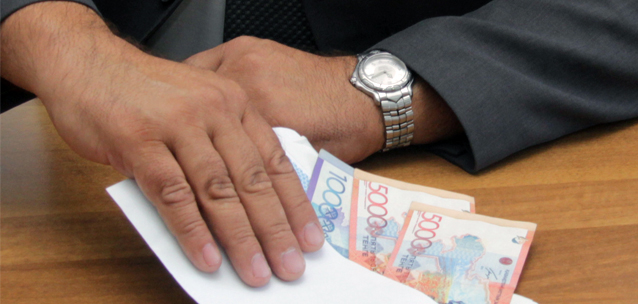 Адвокат пытался получить с клиента 30 млн тенге якобы для взятки генпрокуратуре