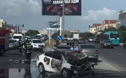 Автомобиль с газовым баллоном на ходу загорелся в Актау