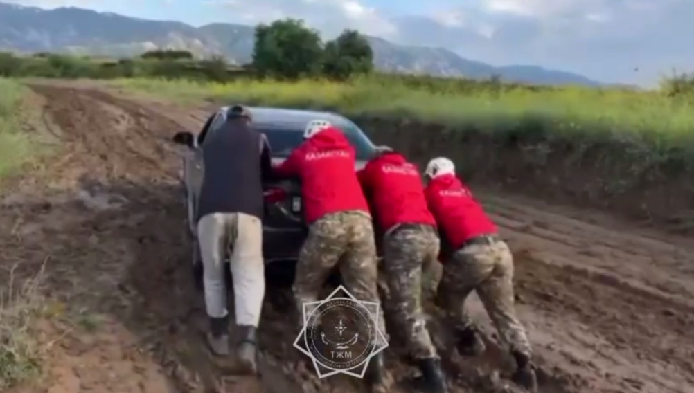 Спасатели эвакуировали 22 человека, застрявших после ливня на размытой дороге