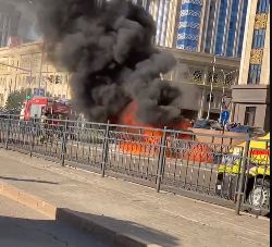 В Астане загорелся автомобиль: пострадали пятеро, включая ребёнка