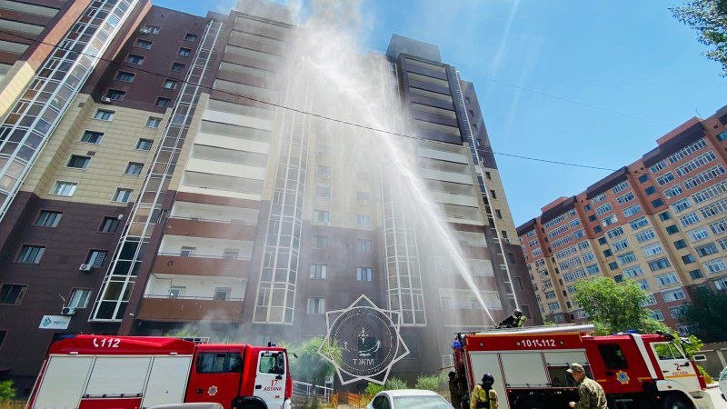 В Астане загорелся 13-этажный жилой дом: спасены люди