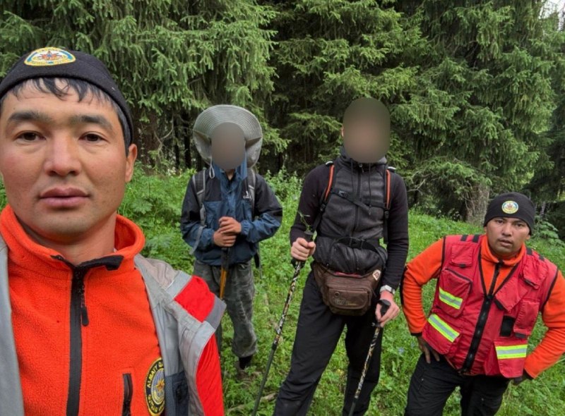 Спасатели эвакуировали двух подростков с пика Кумбель в Алматы