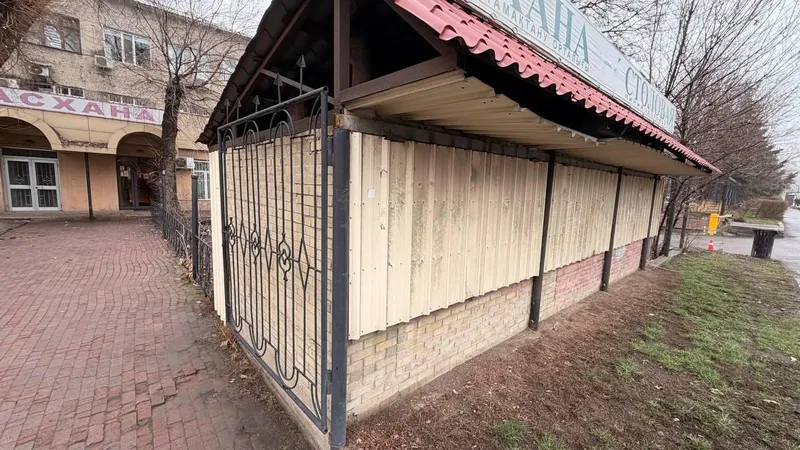 В Алматы снесли незаконный объект общепита
